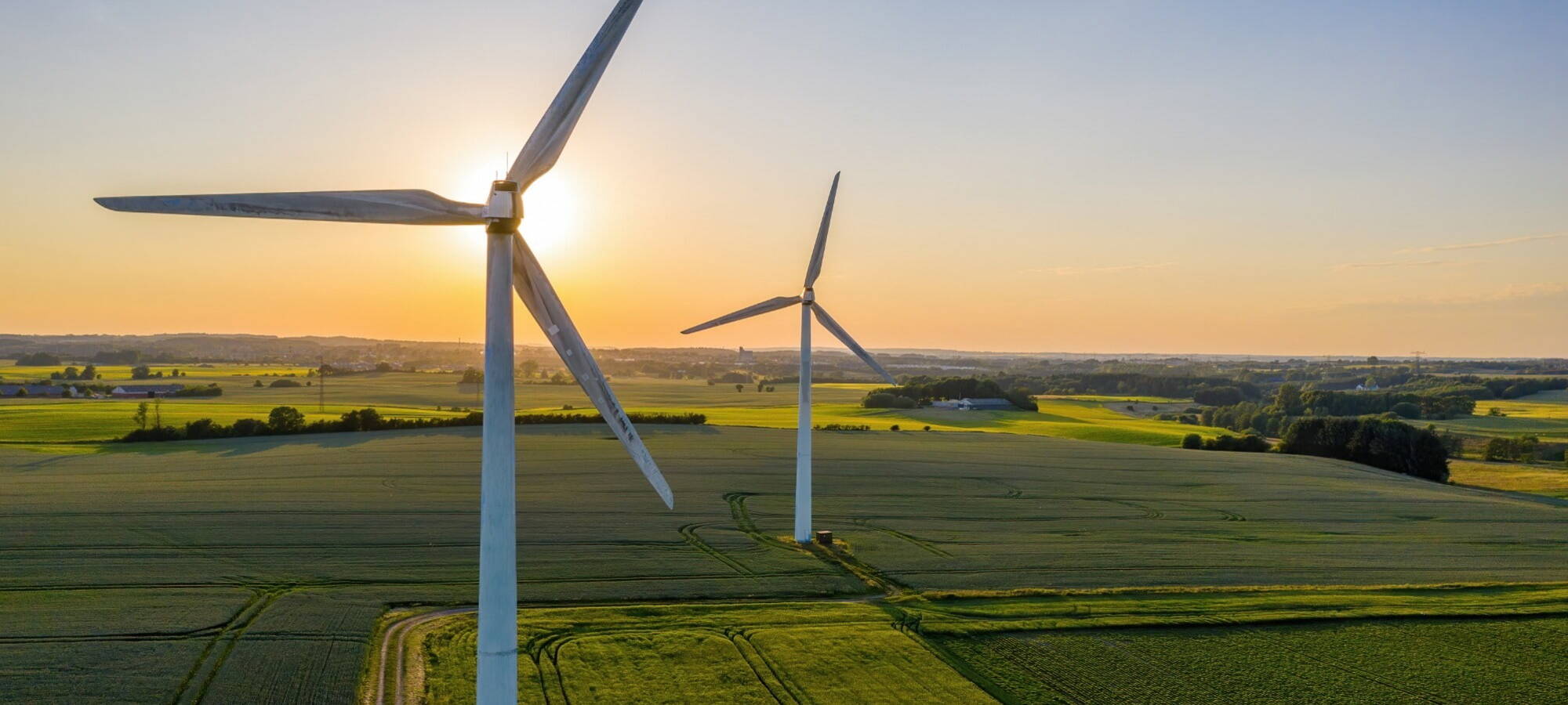 onshore windpark hintergrund mit wolken und sonnenuntergang ersg