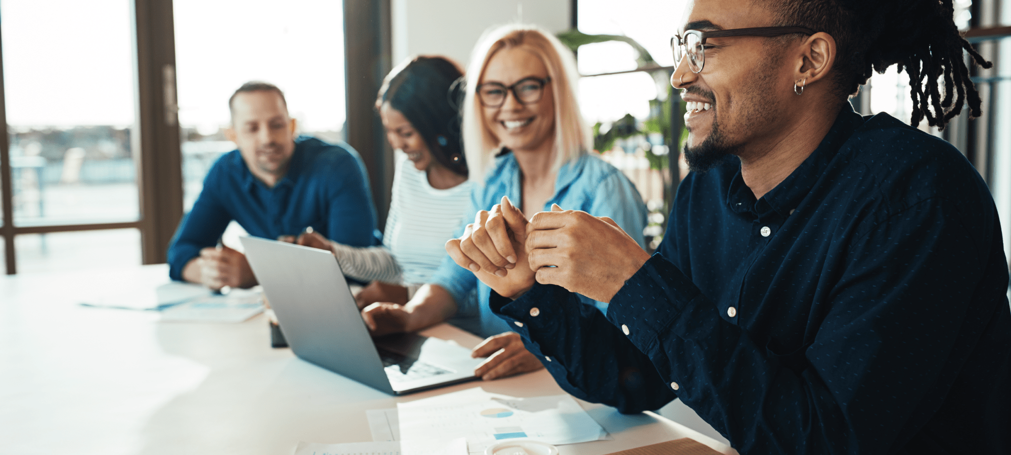 Mitarbeiter der ersg lächeln bei der Zusammenarbeit