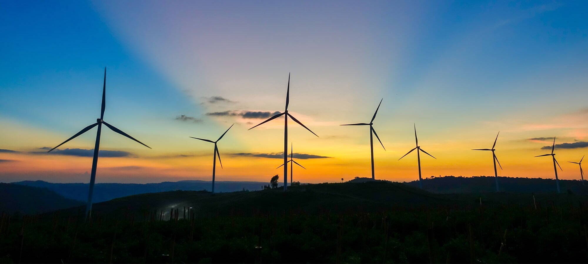 Onshore-Windpark mit herrlichem Sonnenuntergang